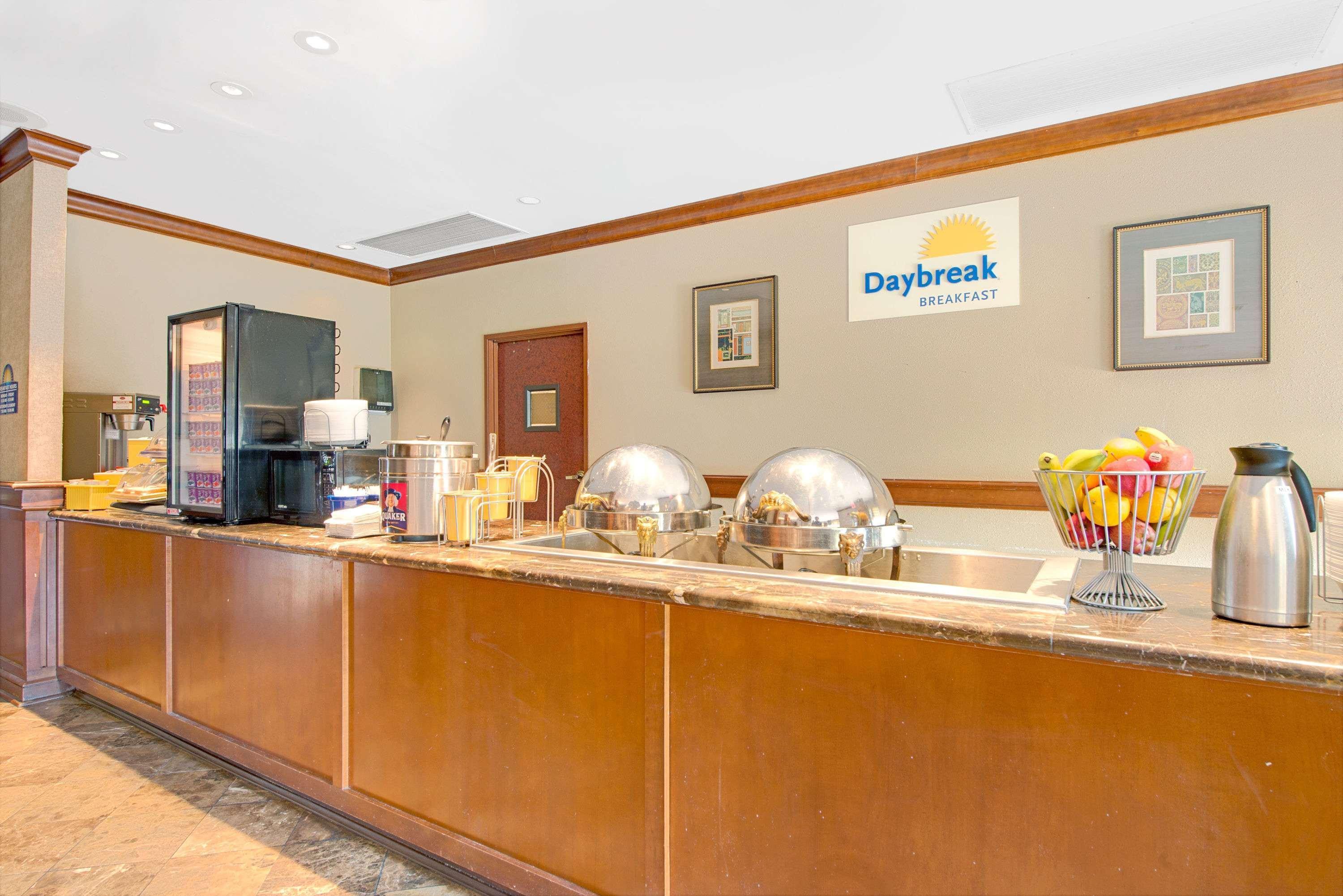 Days Inn By Wyndham St. Louis/Westport Mo Мериленд Хайтс Екстериор снимка